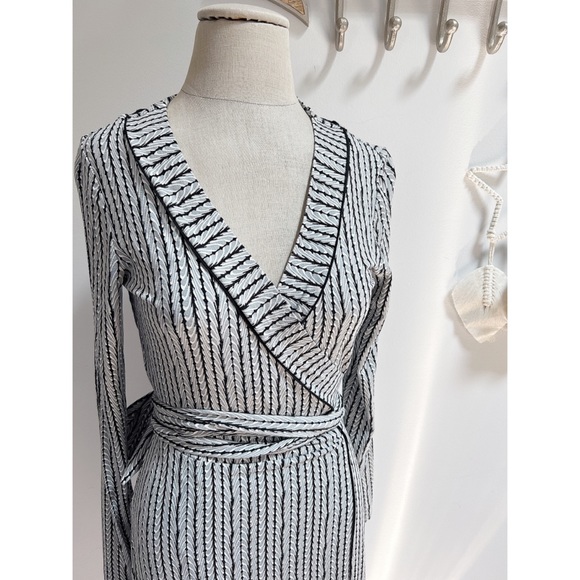 💖Banana Republic Wrap Dress💖 - Picture 2 of 7